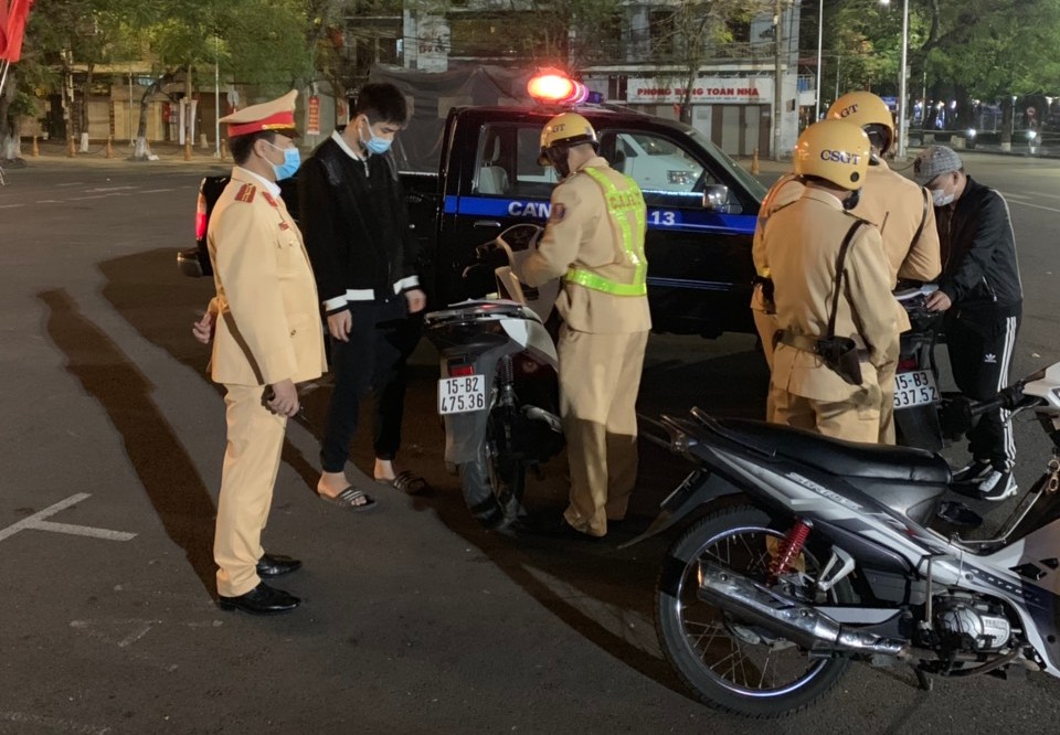 Đội CSGT-TT Công an quận Hồng Bàng: Nhắc nhở 52 trường hợp vi phạm giãn cách xã hội, phòng chống dịch bệnh Covid-19